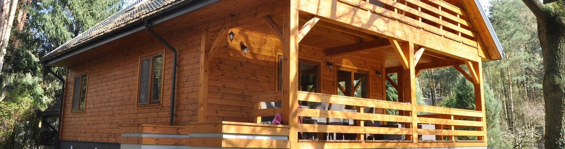 drewniany dom z ozdobnym tarasem
